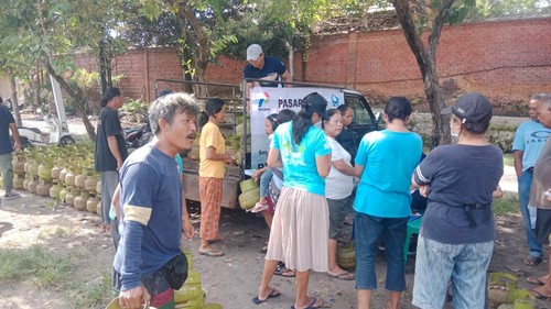Warga antusias membeli gas elpiji 3 kg saat pasar murah di Ubud, Gianyar, Bali, Kamis (22/2/2024). (Foto: Istimewa)