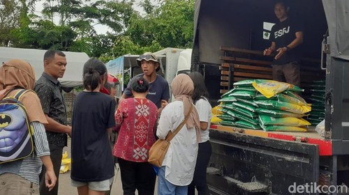 Warga mengantre membeli beras di pasar murah Manggarai Barat, NTT.