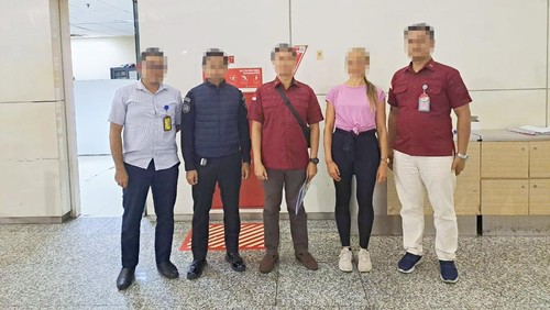 Kantor Imigrasi (Kanim) Kelas II TPI Singaraja mendeportasi warga  Republik Ceko berinisial DP (33), melalui Bandara I Gusti Ngurah Rai, Kamis (22/2/2024). DP menjadi instruktur yoga dengan visa VoA.