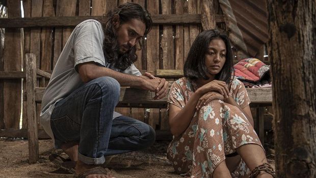 Cuplikan adegan dalam film Women From Rote Island.
