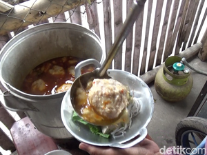 Bikin Gobyos! Bakso Wajan di Lumajang Ini Pedasnya Nampol