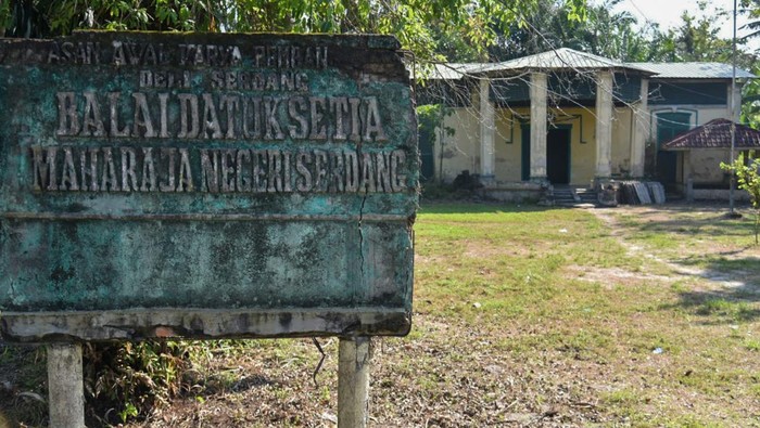 Kondisi bangunan cagar budaya Balai Datuk Setia Maharadja yang terbengkalai di Desa Klambir, Deli Serdang, Sumatera Utara, Sabtu (24/2/2024). Bangunan cagar budaya yang dibangun pada masa perkembangan Kesultanan Serdang tahun 1850 tersebut dulunya digunakan sebagai tempat pertemuan Sultan Serdang dengan para wazir dan kini kondisinya terbengkalai dan tidak terawat. ANTARA FOTO/Fransisco Carolio/tom.