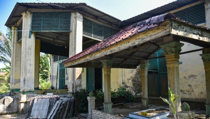 Kondisi bangunan cagar budaya Balai Datuk Setia Maharadja yang terbengkalai di Desa Klambir, Deli Serdang, Sumatera Utara, Sabtu (24/2/2024). Bangunan cagar budaya yang dibangun pada masa perkembangan Kesultanan Serdang tahun 1850 tersebut dulunya digunakan sebagai tempat pertemuan Sultan Serdang dengan para wazir dan kini kondisinya terbengkalai dan tidak terawat. ANTARA FOTO/Fransisco Carolio/tom.