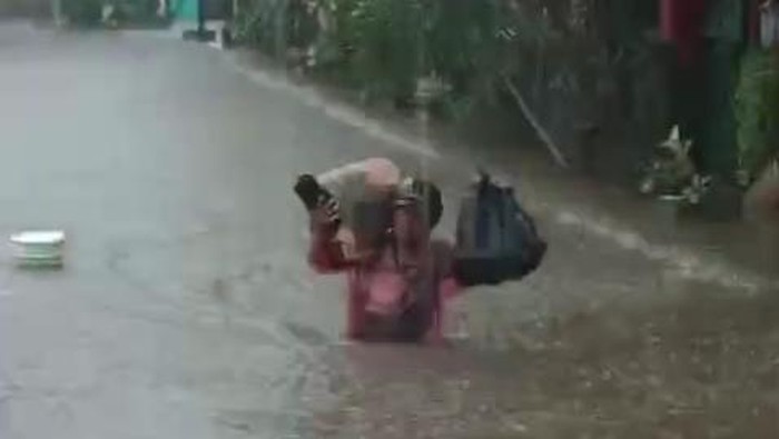 Banjir di Bandar Lampung akibat hujan deras.