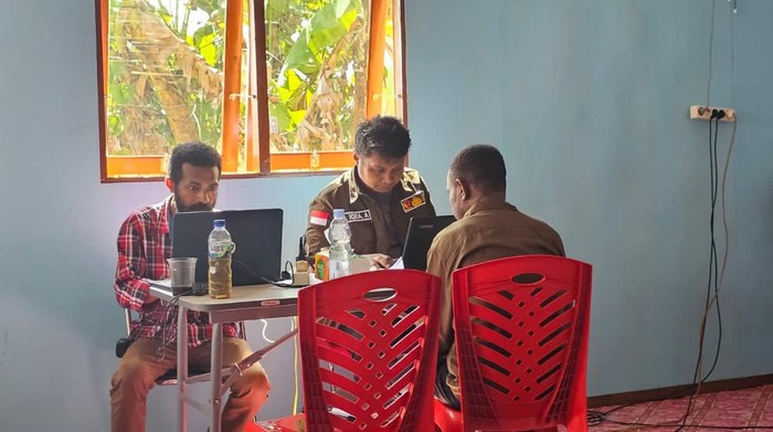 Bawaslu Kabupaten Mamberamo Raya, Papua memeriksa 5 komisioner KPU Mamberamo Raya terkait keterlambatan logistik Pemilu 2024 di 4 distrik.