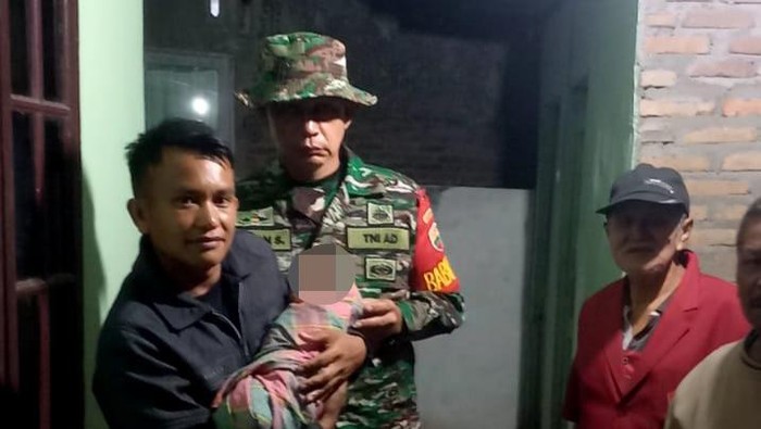 Bayi ditemukan warga di belakang musala di Simalungun. (Dok Polres Simalungun)