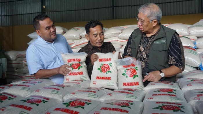 Direktur Utama Perum Bulog Bayu Krisnamurthi bersama Bupati Blora Arief Rohman meninjau kondisi hamparan persawahan di daerah sentra produksi Kabupaten Blora, Jawa Tengah dan dilanjutkan ke Grobogan yang mulai panen dan sebagian satu dua minggu lagi akan panen.