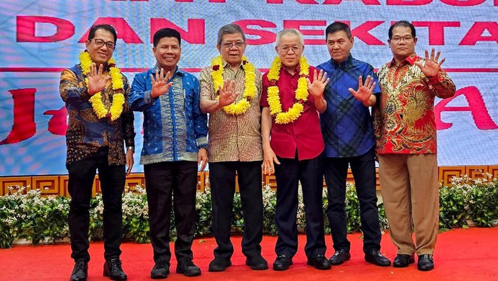 Bupati Sambas Gelar Silaturahmi Bangun Kampung Halaman Bupati Sambas H. Satono, menggelar silaturahmi bersama investor, pengusaha nasional, tokoh dan masyakarat Kabupaten Sambas di Jakarta. Ini potretnya.