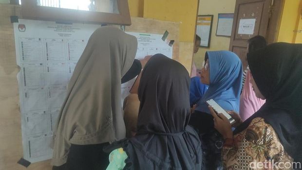 Warga terjang banjir dan hujan untuk mencoblos susulan di SDN Wonorejo 1, Karanganyar, Demak, Sabtu (24/2/2024).