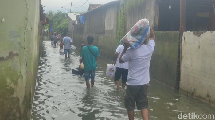 Warga terjang banjir dan hujan untuk mencoblos susulan di SDN Wonorejo 1, Karanganyar, Demak, Sabtu (24/2/2024).