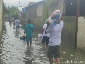 Semangat! Warga Demak Terjang Hujan-Banjir demi Coblosan Susulan