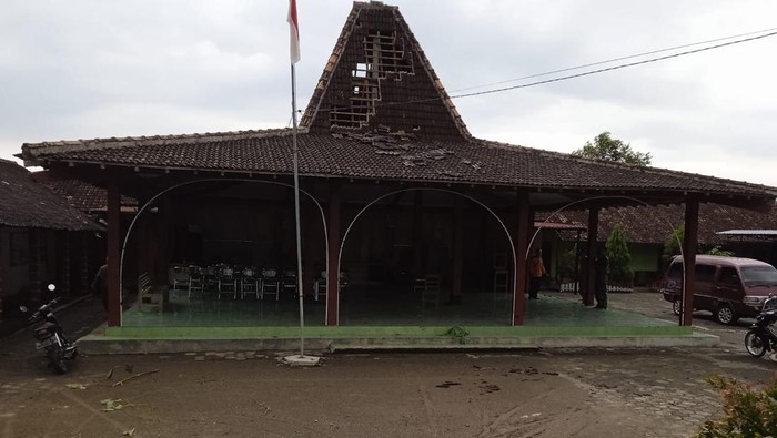 Dampak angin puting beliung di Desa Pucanganom, Kecamatan Giritontro, Wonogiri, Sabtu (24/2/2024).