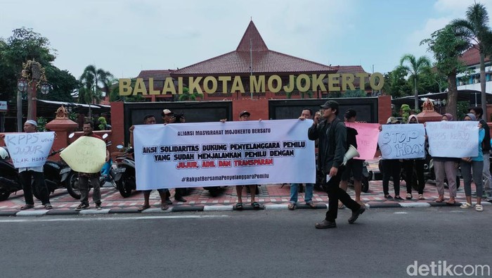 demo tolak hak angket di kota mojokerto