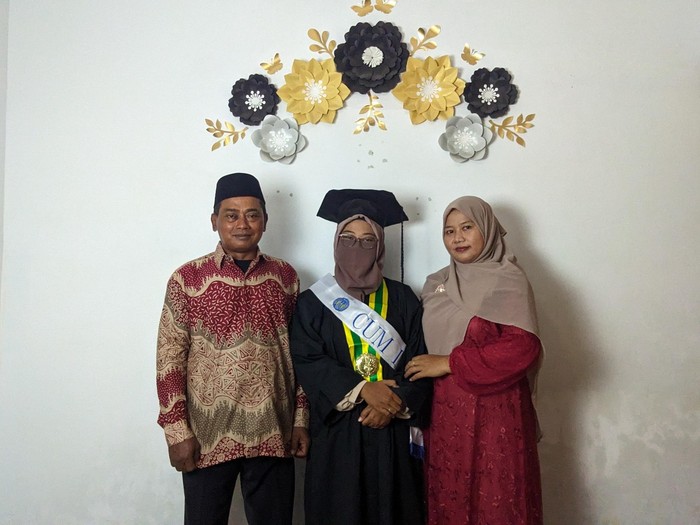 Dewi Meiliyan Ningrum menjadi lulusan tercepat di UNY tanpa KKN dan skrips