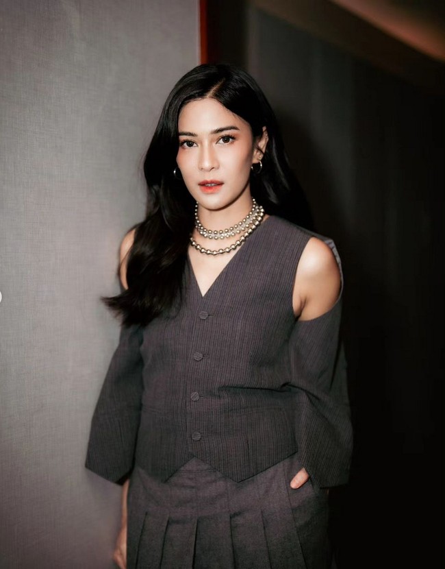 Kalung metal melengkapi penampilannya, ditambah sepasang anting bundar warna silver. Foto: Instagram/@therealdisastr @hagaipakan