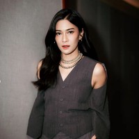 Kalung metal melengkapi penampilannya, ditambah sepasang anting bundar warna silver. Foto: Instagram/@therealdisastr @hagaipakan