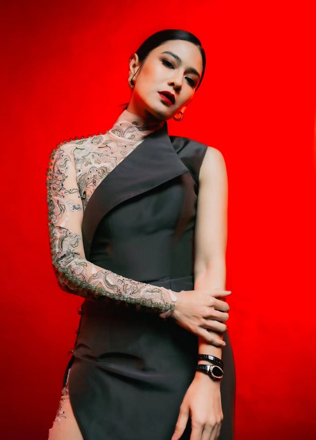 Dian Sastrowardoyo berperan sebagai ibu rumah tangga yang harus menjadi wanita luar biasa yang berjuang demi menjaga keluarganya di serial ‘Ratu Adil’. Foto: Instagram/@therealdisastr @hagaipakan