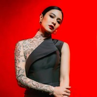 Dian Sastrowardoyo berperan sebagai ibu rumah tangga yang harus menjadi wanita luar biasa yang berjuang demi menjaga keluarganya di serial ‘Ratu Adil’. Foto: Instagram/@therealdisastr @hagaipakan