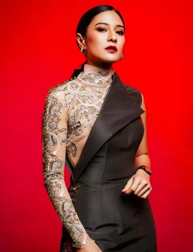 Kesan berani dan berbahaya ditunjukkan lewat pulasan lipstik merah menyala, sementara rambutnya ditata sleek dan dikuncir. Foto: Instagram/@therealdisastr @hagaipakan