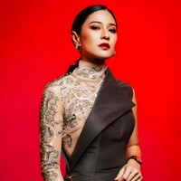 Kesan berani dan berbahaya ditunjukkan lewat pulasan lipstik merah menyala, sementara rambutnya ditata sleek dan dikuncir. Foto: Instagram/@therealdisastr @hagaipakan