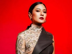 7 Foto Dian Sastrowardoyo Jadi Ratu Adil, Bergaya Femme Fatale