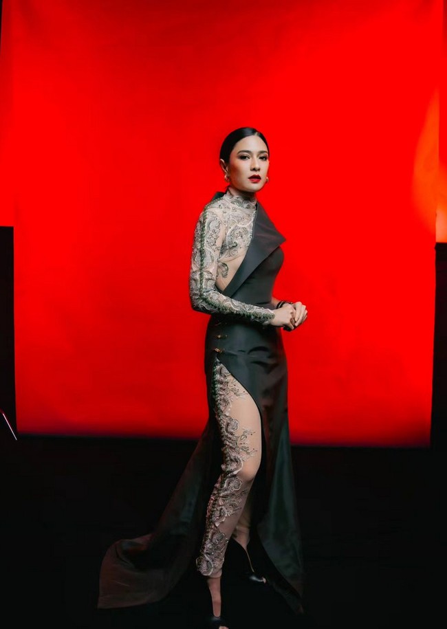 Aktris 41 tahun ini juga menunjukkan gaya femme fatale dengan gaun asimetris dipadu bodysuit rancangan desainer Hian Tjen. Foto: Instagram/@therealdisastr @hagaipakan