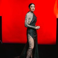 Aktris 41 tahun ini juga menunjukkan gaya femme fatale dengan gaun asimetris dipadu bodysuit rancangan desainer Hian Tjen. Foto: Instagram/@therealdisastr @hagaipakan