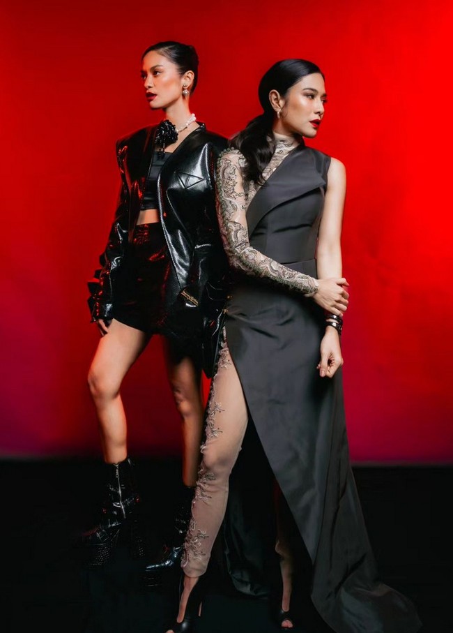 Dian Sastrowardoyo tampak berpose bersama Hana Malasan, lawan mainnya dalam serial ‘Ratu Adil’. Hana tampak mengenakan jaket dan rok kulit warna hitam dilengkapi boots warna senada. Foto: Instagram/@therealdisastr @hagaipakan