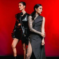 Dian Sastrowardoyo tampak berpose bersama Hana Malasan, lawan mainnya dalam serial ‘Ratu Adil’. Hana tampak mengenakan jaket dan rok kulit warna hitam dilengkapi boots warna senada. Foto: Instagram/@therealdisastr @hagaipakan