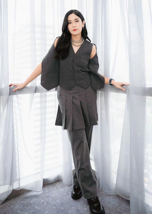 Sosok Lasja, karakter yang diperankannya, ditampilkan lewat gaya femme fatale saat premiere ‘Ratu Adil’, Jumat (23/2/2024). Dian mengenakan vest yang dipadu rok lipit dan celana panjang dari koleksi Fendi. Foto: Instagram/@therealdisastr @hagaipakan