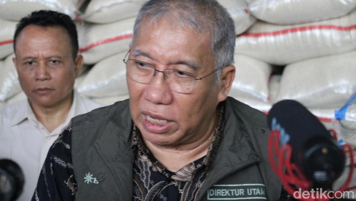 Dirut Perum Bulog Bayu Krisnamurthi saat meninjau tempat penggilingan dan produksi beras di Ngawen, Blora, Sabtu (24/2/2024).