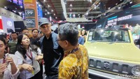 Pada kesempatan tersebut, Ganjar mendatangi booth-booth dari berbagai merek kendaraan, mulai dari Jepang, China, hingga Vietnam. Dia berharap, ke depannya, ada jenama asal Indonesia yang turut ambil bagian di pameran tahunan tersebut. Foto: Septian Farhan Nurhuda / detik.com