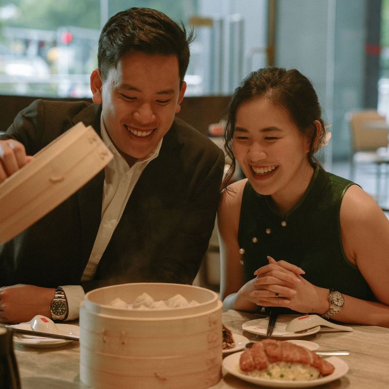 Bersemangat!  Pasangan ini memilih restoran favorit mereka saat berkencan sebagai tempat prewedding