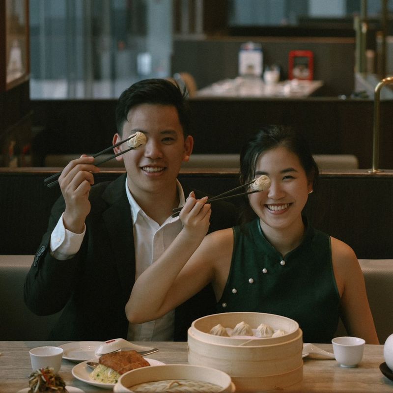 Bersemangat!  Pasangan ini memilih restoran favorit mereka saat berkencan sebagai tempat prewedding