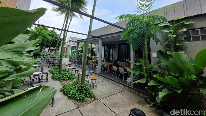 Grio Caffe Bekasi, kafe minimalis penuh tumbuhan hijau di Bekasi.