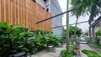 Griyo Coffee adalah salah satu kafe estetik yang hidden gems di Bekasi. Di tengah area perumahan, tempat ini punya suasana cukup adem dengan banyak tumbuhan.