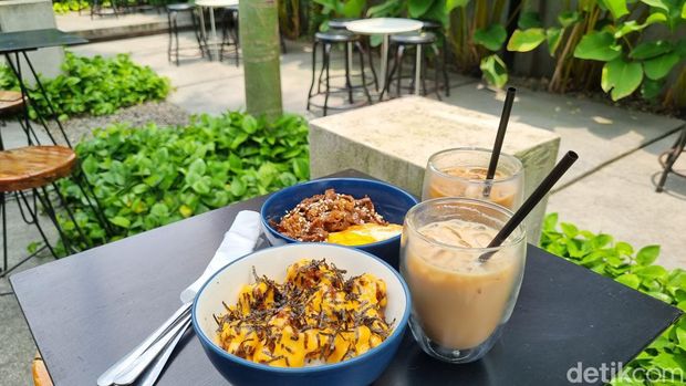 Grio Caffe Bekasi, kafe minimalis penuh tumbuhan hijau di Bekasi.