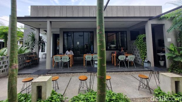 Grio Caffe Bekasi, kafe minimalis penuh tumbuhan hijau di Bekasi.