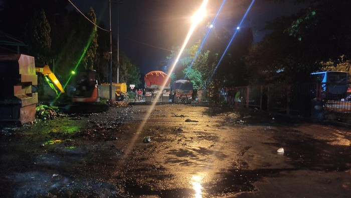 Gunungan sampah di Terminal Purabaya tuntas diangkut