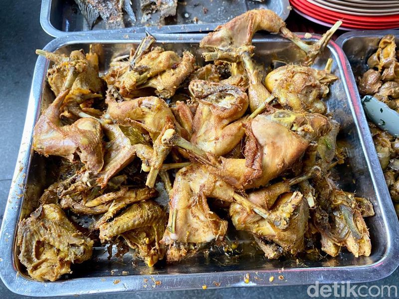 Aroma Lezat!  Warung Doyong Legendaris Ayam Goreng Serundeng Sejak 1979