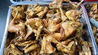 Sering diulas di berbagai acara kuliner di TV sampai food vlogger ternama, tempat makan tradisional ini ternyata sudah berdiri sejak tahun 1979 dan kian ramai sampai sekarang. Foto: detikFood