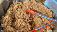 Ayam goreng di sini punya serundeng yang beda dari tempat lain. Serundengnya pakai lengkuas, kecombrang, dan sereh.  Foto: detikFood