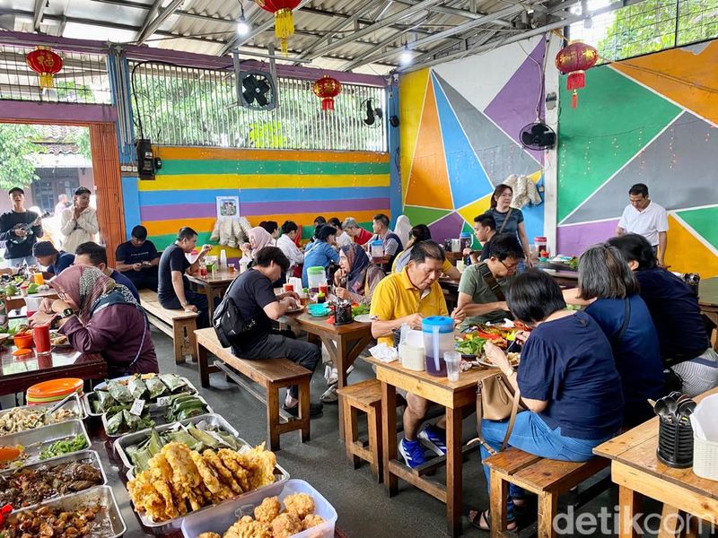 Aroma Lezat!  Warung Doyong Legendaris Ayam Goreng Serundeng Sejak 1979