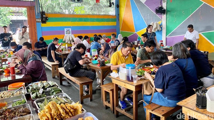 Gurih Wangi! Ayam Goreng Serundeng Legendaris Warung Doyong Sejak 1979