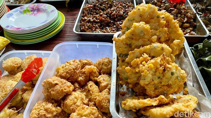 Gurih Wangi! Ayam Goreng Serundeng Legendaris Warung Doyong Sejak 1979 Gurih Wangi! Ayam Goreng Serundeng Legendaris Warung Doyong Sejak 1979