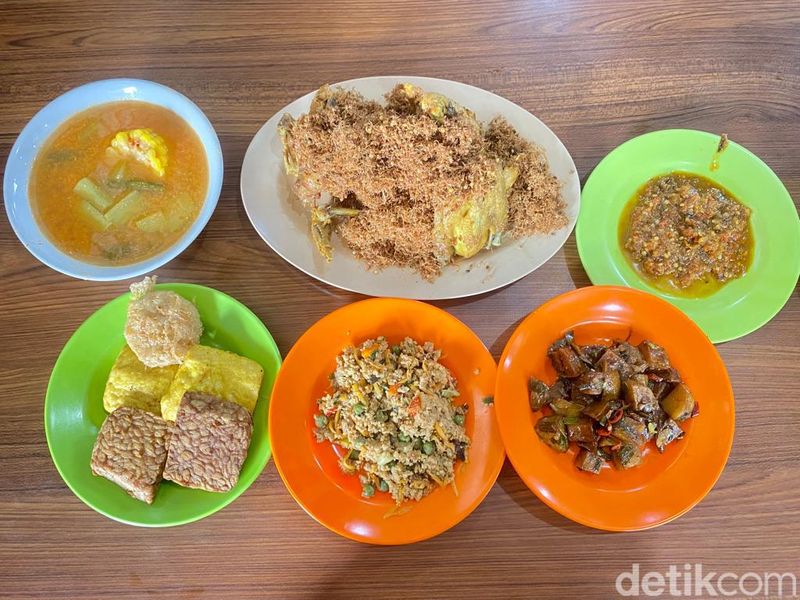 Gurih Wangi! Ayam Goreng Serundeng Legendaris Warung Doyong Sejak 1979