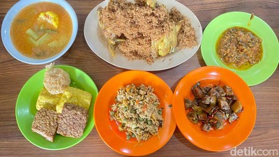 Gurih Nikmat! Ayam Goreng Legendaris di Bogor Bertabur Serundeng