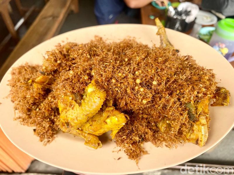 Gurih Wangi! Ayam Goreng Serundeng Legendaris Warung Doyong Sejak 1979