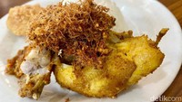 Karena racikan bumbu yang sederhana inilah yang membuat orang-orang justru ketagihan dengan rasa ayam goreng gurih di Warung Doyong 1. Foto: detikFood