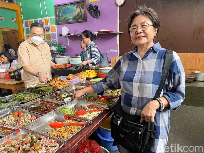 Gurih Wangi! Ayam Goreng Serundeng Legendaris Warung Doyong Sejak 1979